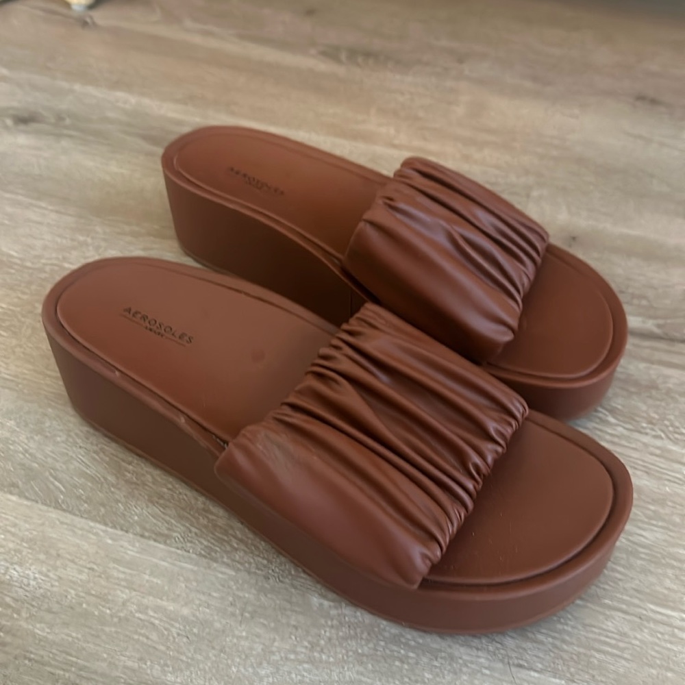 AEROSOLES platform sandals